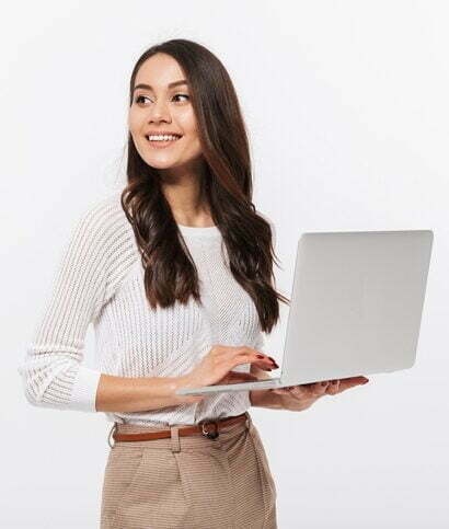 Frau auf der Suche nach einem Online Kredit am Laptop