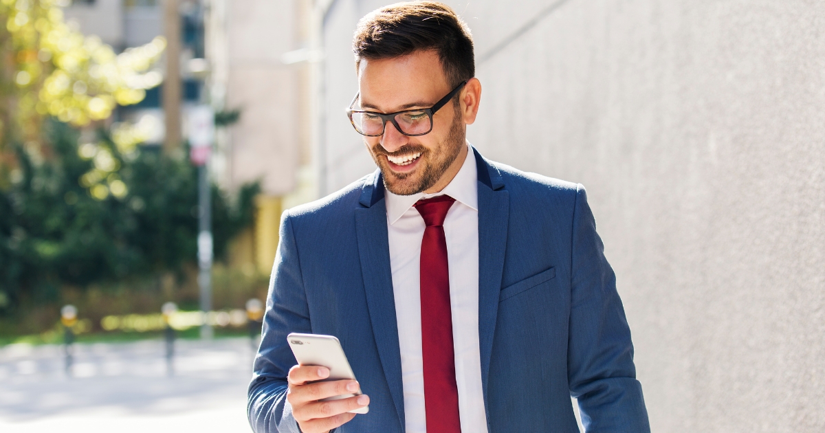 Mann prüft auf dem Smartphone einen Online-Minikredit