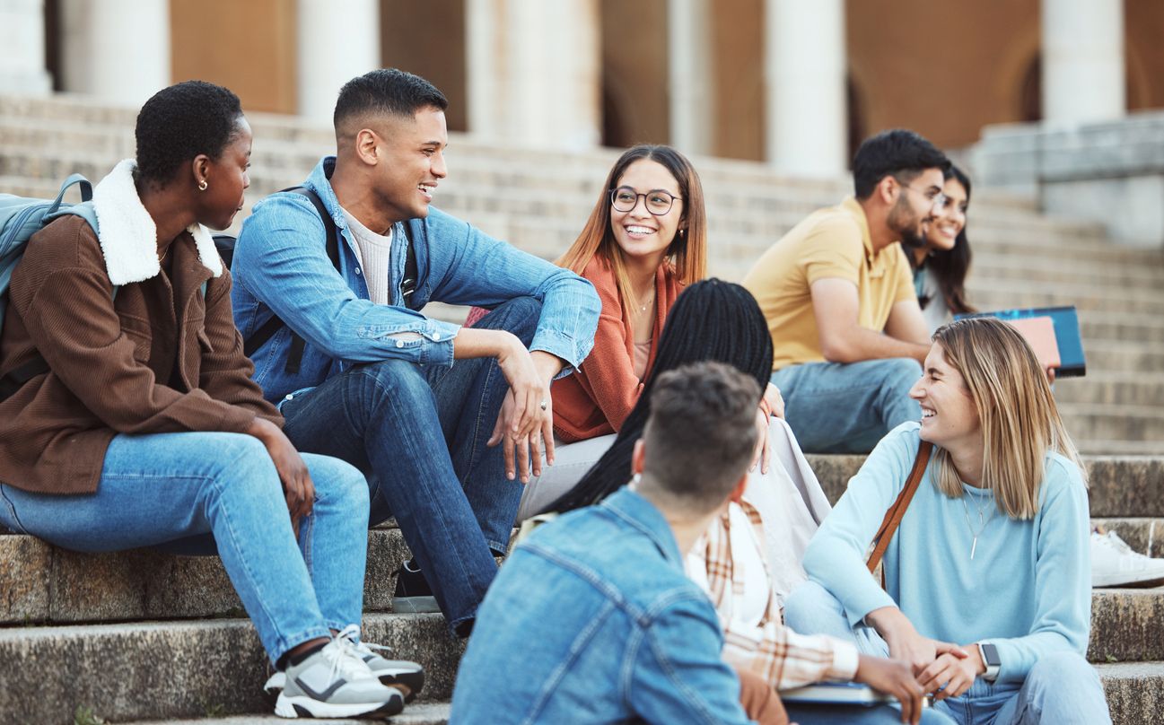 Studenten reden gemeinsam darüber wie sie ihr bafög zurückzahlen werden