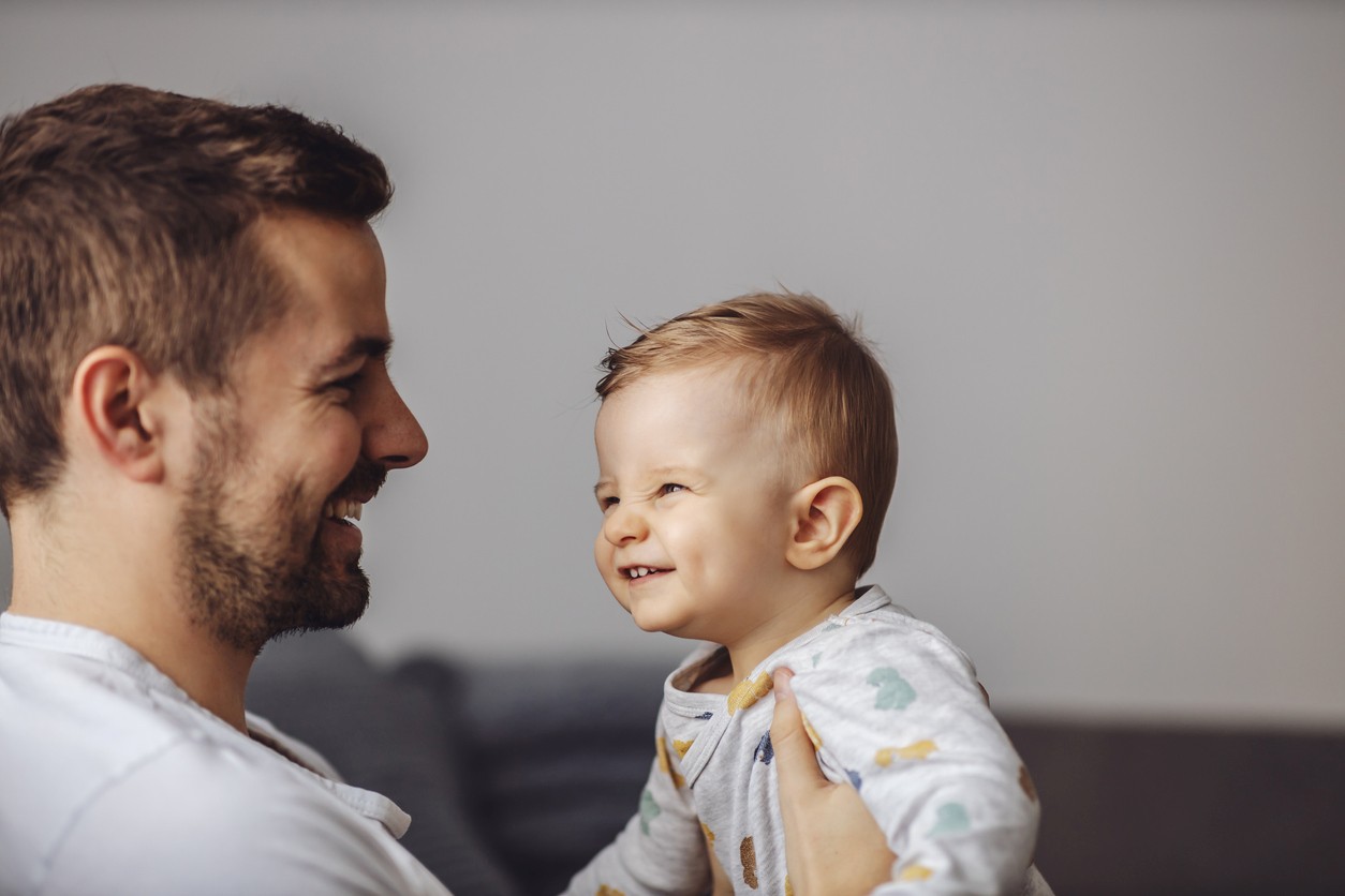 Ein Vater spielt mit seinem Baby