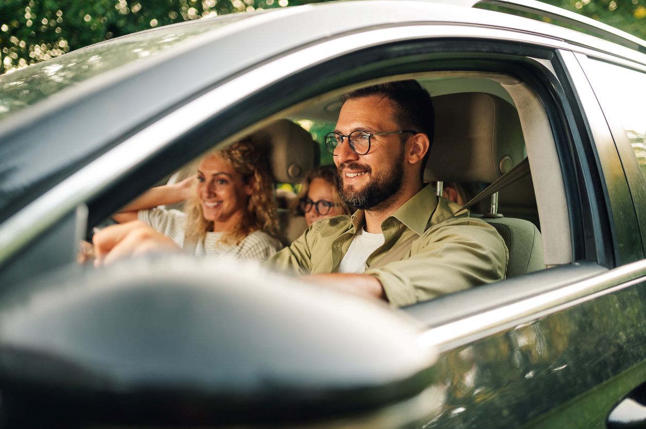 Familie fährt in einem Gebrauchtwagen