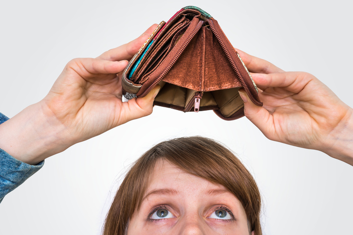 Frau hat am Ende des Monats kein geld mehr