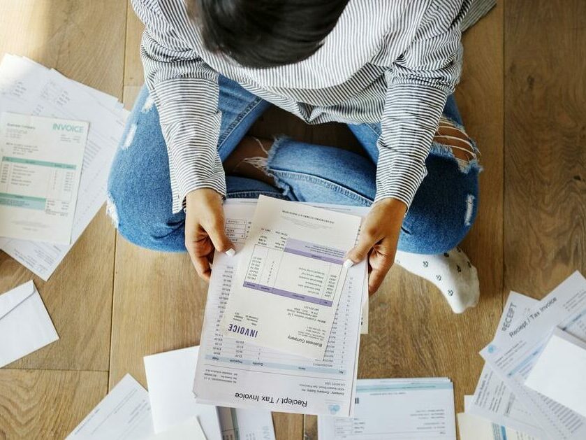 Frau kann Kredit nicht zurückzahlen